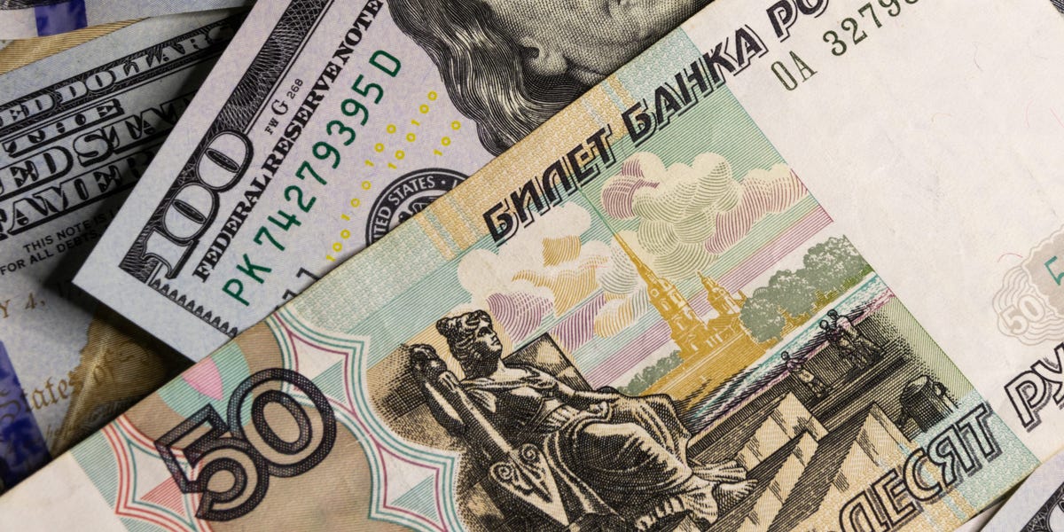 La Russie envisage des mesures plus extrêmes pour soutenir le rouble après qu'il se soit effondré à moins d'un centime