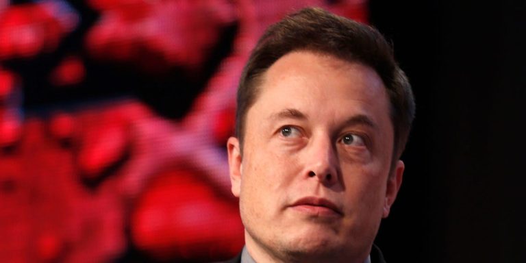 Elon Musk a qualifié les vendeurs à découvert de sangsues.  Bill Gates, la star de « Big Short » Michael Burry et d’autres investisseurs de premier plan ont parié contre Tesla.