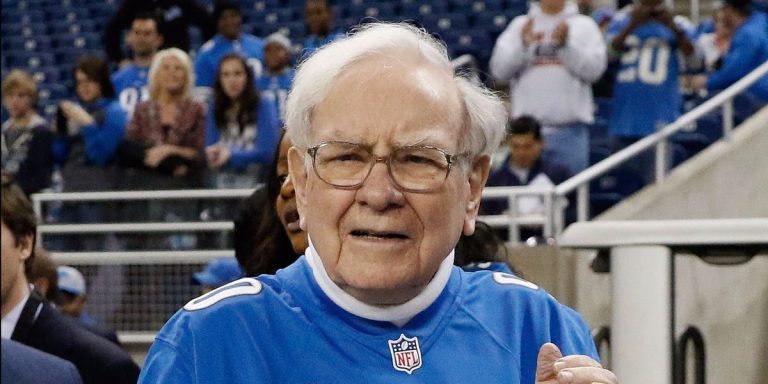 Warren Buffett a perdu un pari sur un match de football universitaire.  Il a payé en expédiant un billet de 5 $ vieux de plusieurs décennies via FedEx.