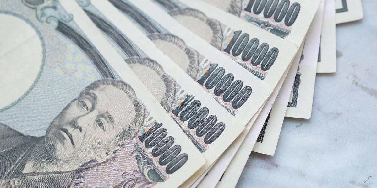 Les forces sous-jacentes du yen japonais sont si faibles que la monnaie se situe dans la « même ligue » que le peso argentin et la livre turque, selon la Deutsche Bank.
