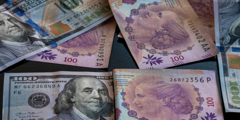L’Argentine dévalue le peso de 54 % alors qu’elle lance un plan de réforme économique radicale