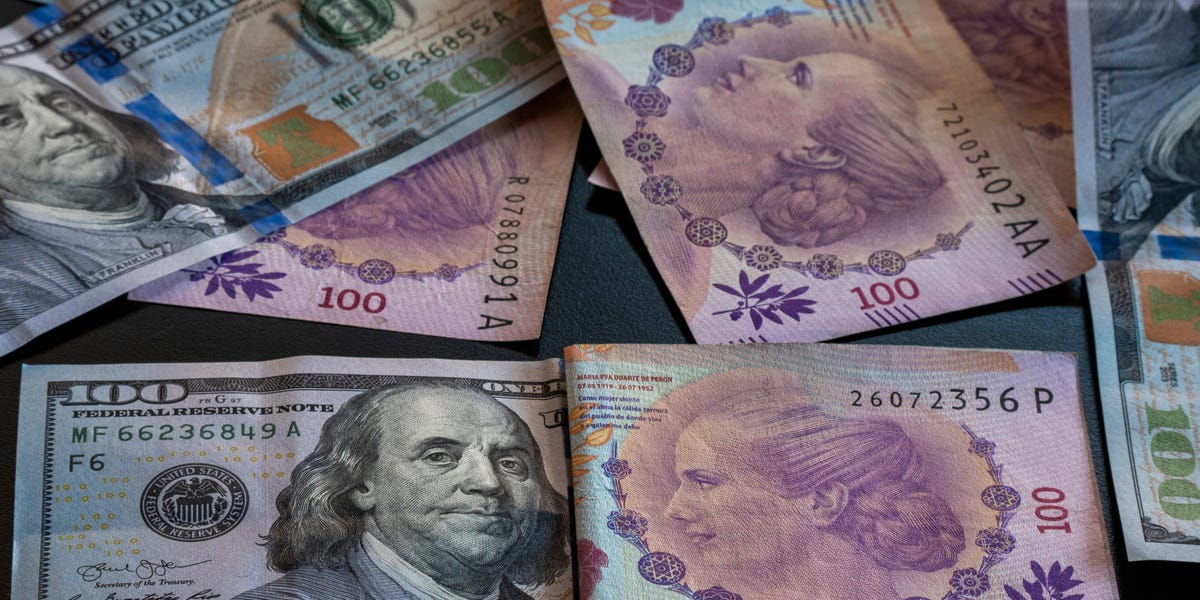 L'Argentine dévalue le peso de 54 % alors qu'elle lance un plan de réforme économique radicale