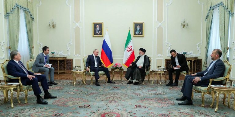 La Russie et l’Iran intensifient leur campagne de dédollarisation en s’engageant à éviter le billet vert dans leurs échanges bilatéraux, selon un rapport