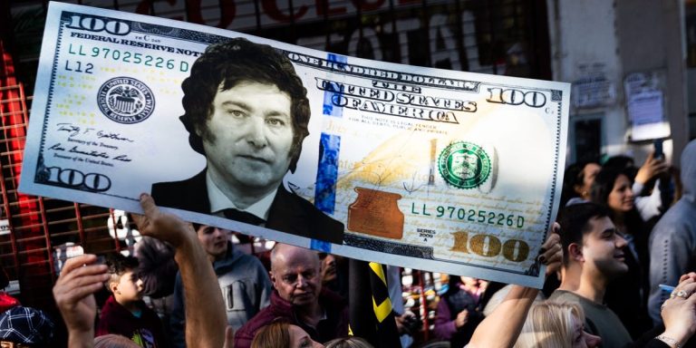 Le président argentin Javier Milei, amoureux du dollar, avertit le pays de se préparer à un choc économique douloureux