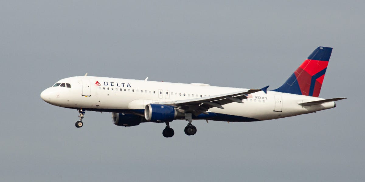 Les enquêteurs chargés des fraudes ont arrêté un suspect dans le scandale des fausses pièces de moteur qui a touché des compagnies aériennes comme United et Delta.