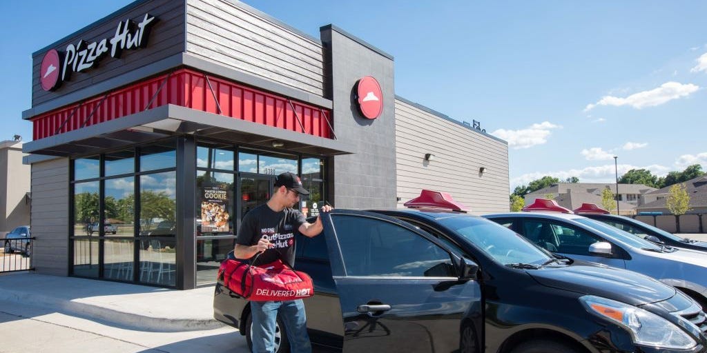 Les franchisés Pizza Hut licencient plus de 1 200 chauffeurs-livreurs en Californie alors que les restaurants se préparent à un salaire de 20 $ dans la restauration rapide