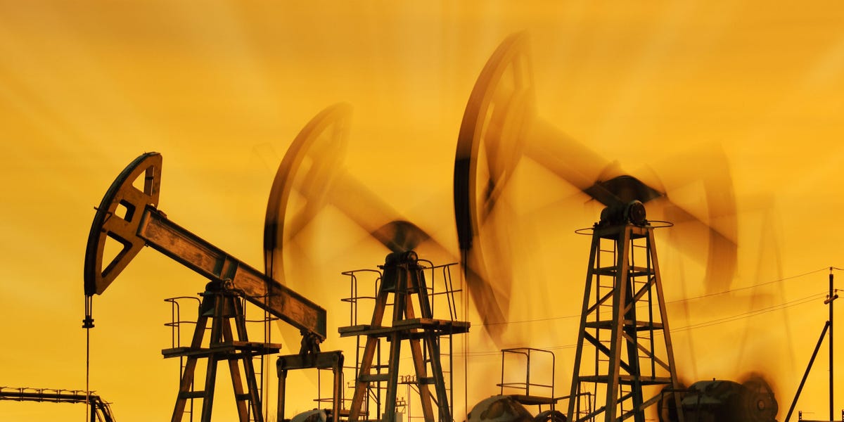 Les prix du pétrole grimpent brièvement alors que la Russie suggère que de nouvelles réductions de l'OPEP+ affecteront les marchés en 2024