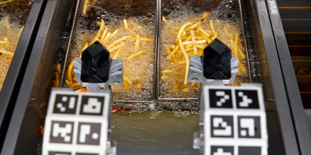Les robots envahissent les cuisines de restauration rapide.  Découvrez comment les chaînes utilisent l'automatisation pour préparer des chips, des salades, des hamburgers et des frites.