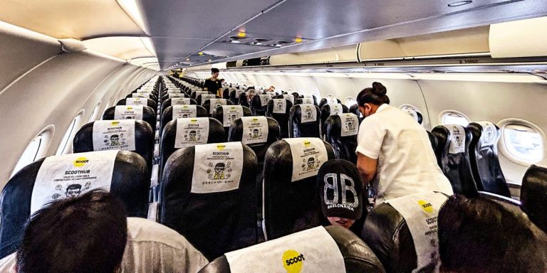 Un passager d’une compagnie aérienne a été accusé de vol après que 23 000 $ en espèces ont été volés dans ses bagages lors d’un vol à destination de Singapour.
