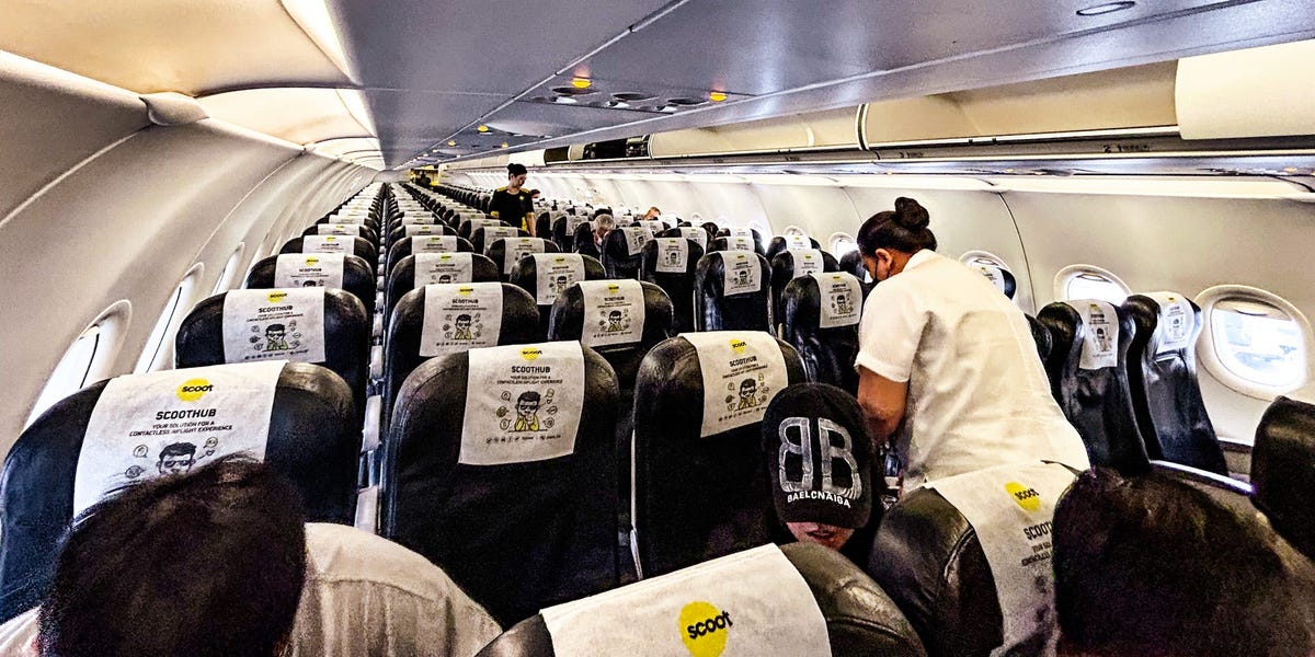 Un passager d'une compagnie aérienne a été accusé de vol après que 23 000 $ en espèces ont été volés dans ses bagages lors d'un vol à destination de Singapour.