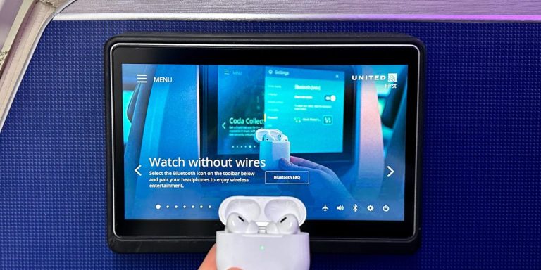 Vous pouvez désormais utiliser vos AirPod pour regarder les écrans en vol sur certaines compagnies aériennes américaines.  Voici comment savoir à l’avance si votre vol sera équipé du Bluetooth.