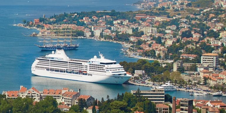 9 nouvelles croisières autour du monde ont rejoint l’Ultimate World Cruise en mer de Royal Caribbean.  Découvrez à quoi ils ressemblent : d’une croisière de luxe de 6 mois à guichets fermés à une option moins chère à 21 100 $.