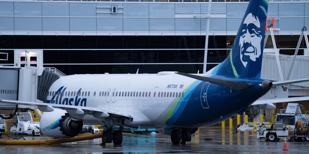 Alaska Airlines réexamine le contrôle qualité de Boeing après une réunion « franche » avec son PDG au sujet de l'éclatement du bouchon de porte du 737 Max 9 en vol.