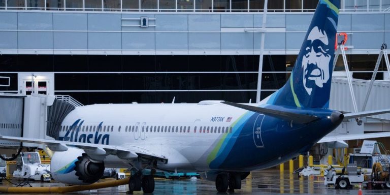 Boeing chute de 9 % avant la commercialisation alors que la FAA immobilise des dizaines d’avions 737 Max 9 suite à l’accident d’Alaska Airlines