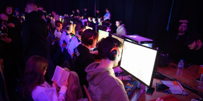 Counter Strike a récolté près d’un milliard de dollars en 2023 grâce à des coffres à butin aléatoires