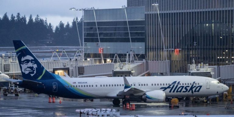 Des gens ont trouvé 2 téléphones portables du vol d’Alaska Airlines qui avaient perdu une prise de porte, selon le NTSB