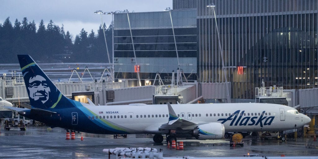 Des gens ont trouvé 2 téléphones portables du vol d'Alaska Airlines qui avaient perdu une prise de porte, selon le NTSB