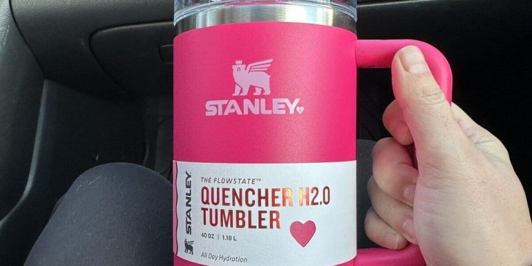 Des hordes de gens se précipitent dans les magasins pour obtenir les tasses Stanley en édition limitée pour la Saint-Valentin, et les reventes coûtent plus de 100 $.