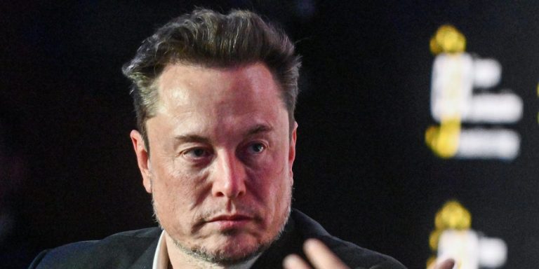 Elon Musk déclare au public qu’il est « juif par association » après sa tournée à Auschwitz