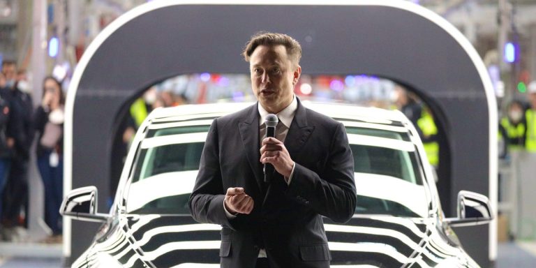 Elon Musk prévient les employés de Tesla qu’ils dormiront sur la chaîne de production pour construire son nouveau véhicule électrique grand public