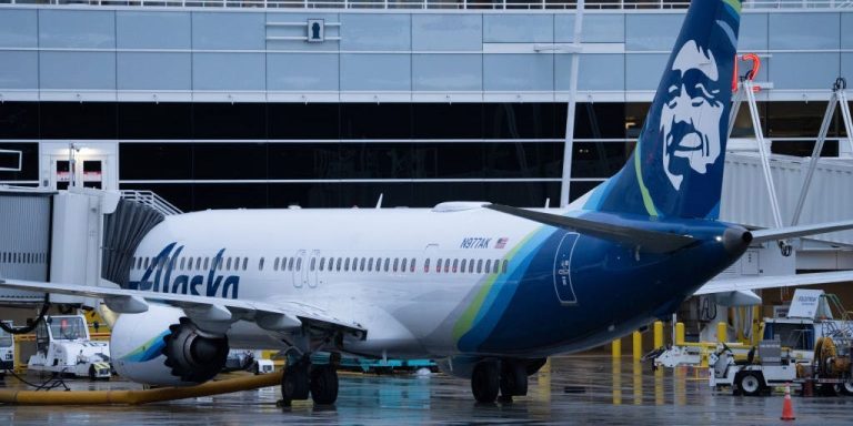 La FAA ordonne l’immobilisation au sol de certains Boeing 737 après qu’un vol d’Alaska Airlines a perdu une partie de son fuselage dans les airs