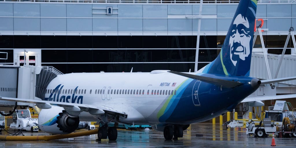 La FAA ordonne l'immobilisation au sol de certains Boeing 737 après qu'un vol d'Alaska Airlines a perdu une partie de son fuselage dans les airs