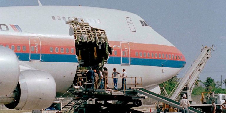 La dernière fois que la porte d’un avion s’est brisée sur un vol américain, 9 passagers ont été aspirés hors de l’avion.