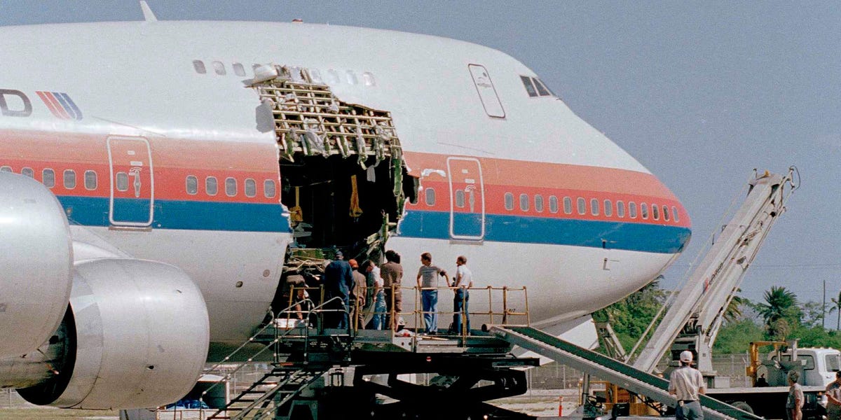 La dernière fois que la porte d'un avion s'est brisée sur un vol américain, 9 passagers ont été aspirés hors de l'avion.