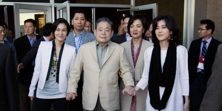 La famille du défunt président de Samsung vend pour 2 milliards de dollars d’actions pour aider à payer les énormes droits de succession sud-coréens