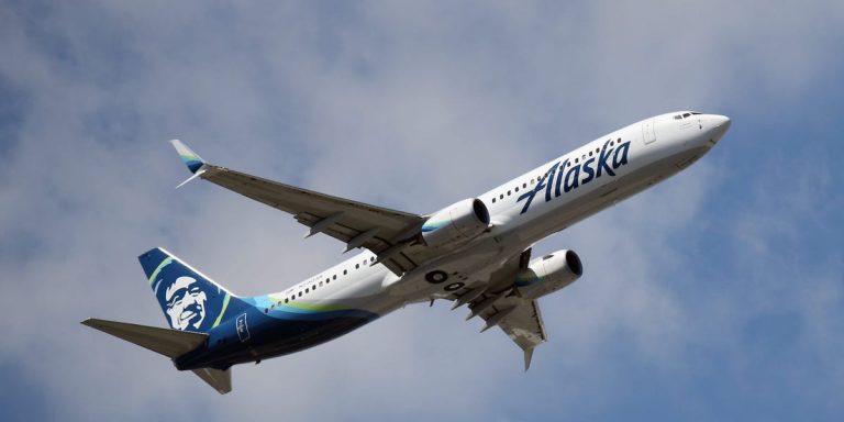 L’avion d’Alaska Airlines qui a perdu un panneau en plein vol s’est vu interdire de survoler l’eau parce que son voyant d’avertissement de pressurisation ne cessait de s’allumer : NTSB