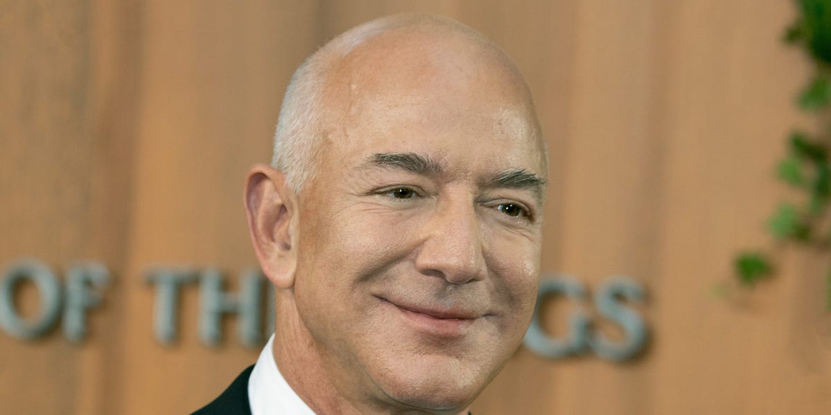 Le milliardaire Jeff Bezos utilise toujours un bureau de porte fait maison depuis les premiers jours du lancement d'Amazon