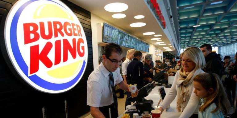 Le propriétaire de Burger King rachète le plus grand franchisé de la chaîne pour 1 milliard de dollars.  Il prévoit de renverser 600 restaurants et de les vendre à des opérateurs « motivés ».