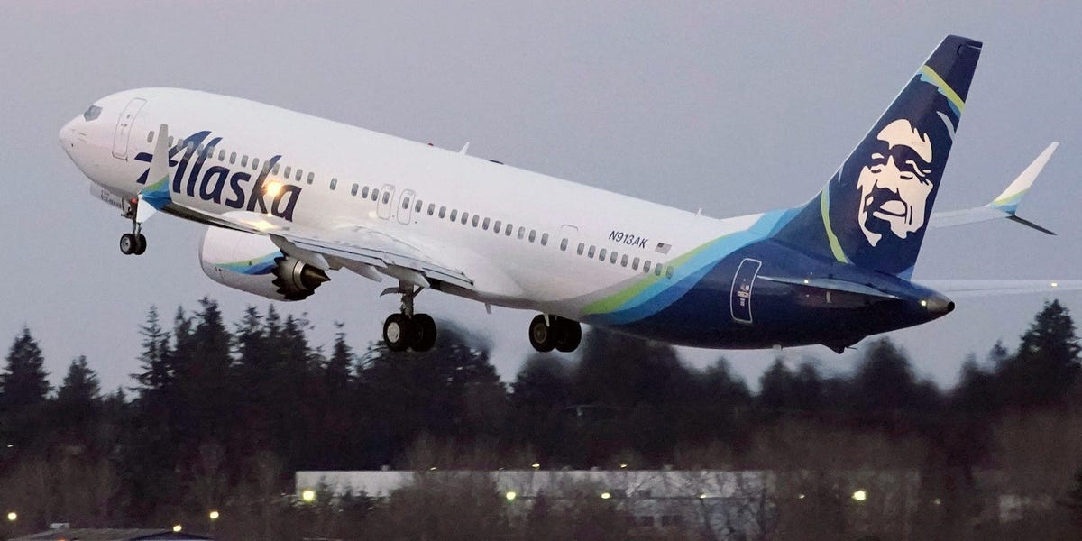 Le vol d'Alaska Airlines qui a perdu une partie de l'avion en plein vol aurait pu être « beaucoup plus tragique » si quelqu'un était assis à côté de la porte, selon le NTSB.