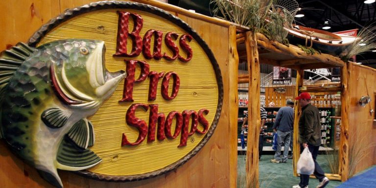 Les acheteurs sont incrédules alors qu’un homme plonge nu dans l’aquarium Bass Pro Shop.