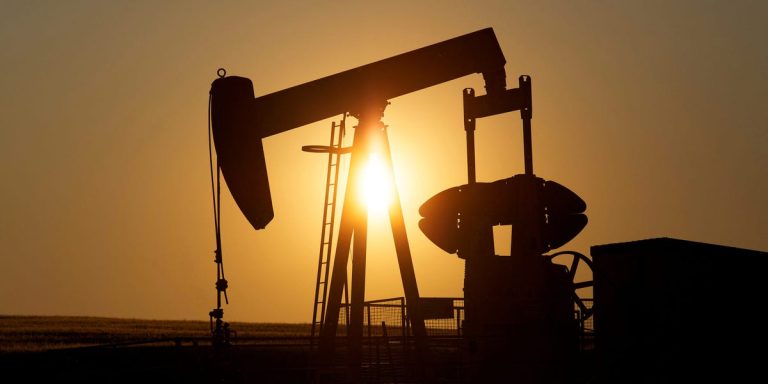 Les investisseurs se précipitent pour vendre du pétrole alors que l’Arabie Saoudite réduit les prix du brut et que les fonds semblent prêts à vendre