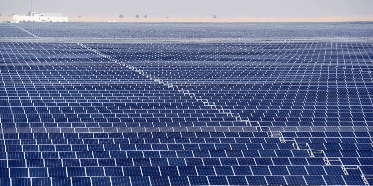 Les modules solaires s'entassent dans les entrepôts alors qu'une offre excédentaire massive a réduit les prix de moitié, selon l'AIE