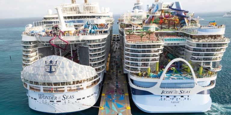 Les photos montrent côte à côte l’Icon of the Seas et la Wonder of the Seas de Royal Caribbean.  Découvrez comment se comparent les deux plus grands navires de croisière du monde.