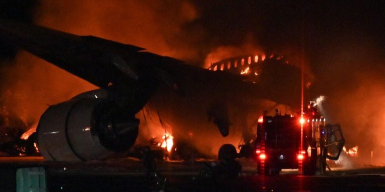 L’évacuation de Japan Airlines a réussi même si l’interphone est tombé en panne et que 5 des 8 sorties de secours étaient inutilisables.
