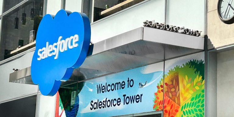 Salesforce réfute les informations selon lesquelles il imposerait un gel des embauches : « Nous ne gelons les embauches dans aucun département »