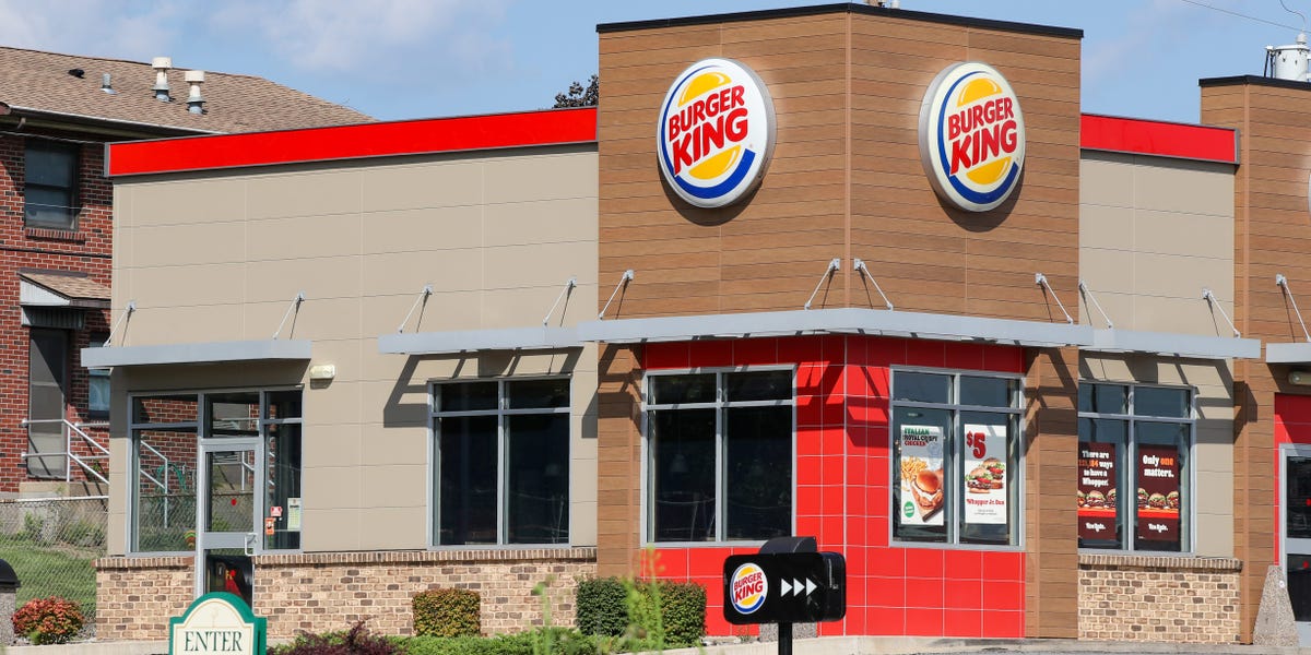Un employé de Burger King qui a déclaré ne pas avoir manqué une journée de travail depuis 27 ans a acheté une maison grâce à des dons de financement participatif