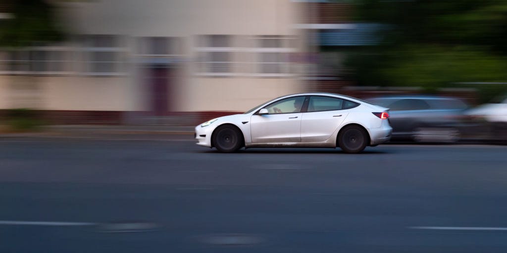 Un propriétaire de Tesla dit qu'il a fini de conduire sa Model 3 après que la voiture s'est arrêtée au hasard au milieu d'une autoroute