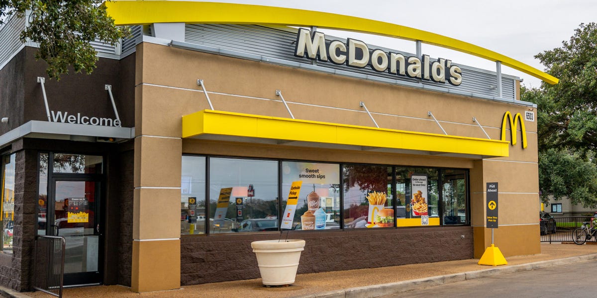 Une employée de McDonald's de 90 ans qui travaille 5 jours par semaine affirme que cela lui permet de se sentir jeune