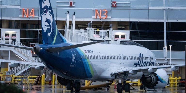 Une femme qui dit qu’elle était à bord du vol 1282 d’Alaska Airlines qui a fait exploser une porte en plein vol a déclaré qu’elle avait peur que l’avion « pique du nez à tout moment ».