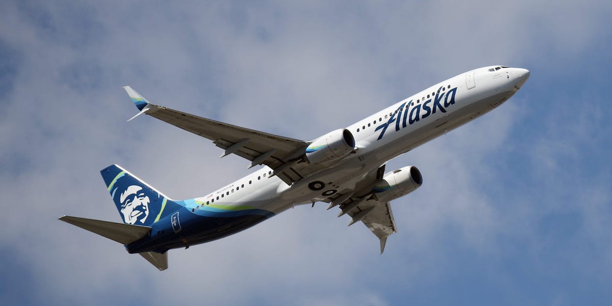 Une passagère d'Alaska Airlines décrit sa terreur après avoir été « réveillée en sursaut » lorsqu'un trou s'est ouvert dans le fuselage de l'avion