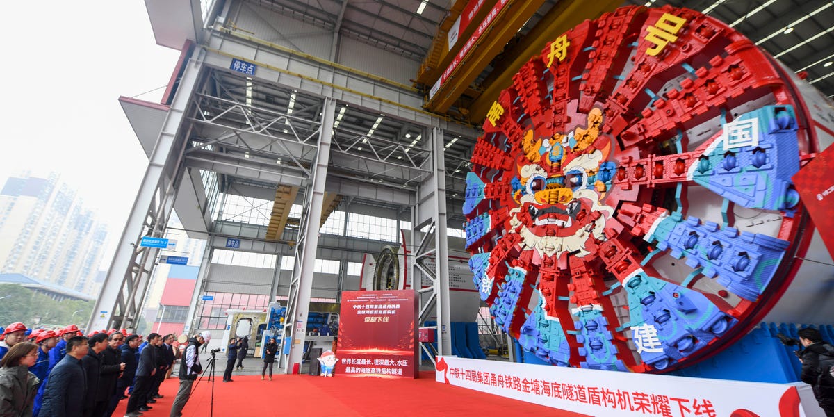 La Chine a dévoilé de nouveaux foreurs sur le thème du dragon qui, espère-t-elle, permettront de construire le « plus long tunnel ferroviaire sous-marin à grande vitesse » au monde.