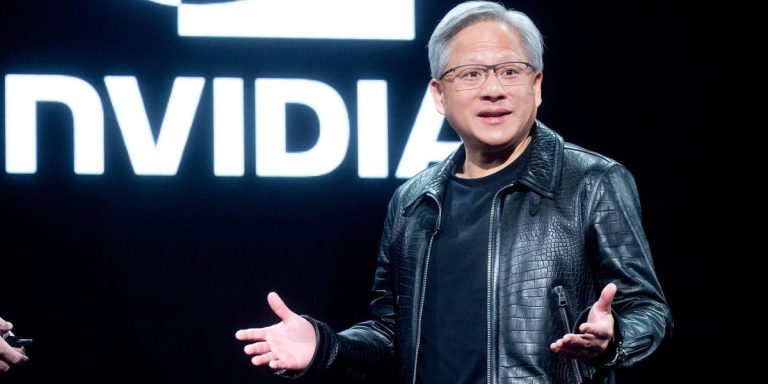 La demande pour les puces Nvidia est si élevée que Jensen Huang a dû assurer aux analystes que la société les distribuait « équitablement »