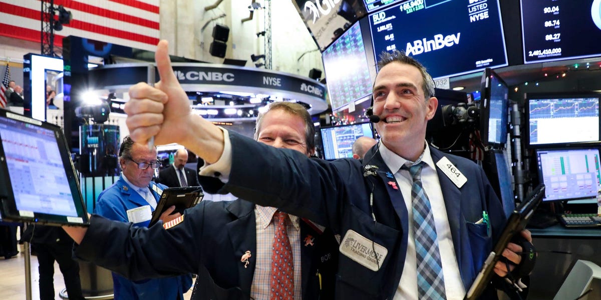 Le Dow Jones bondit de 348 points alors que les actions américaines grimpent au milieu de nouvelles données économiques