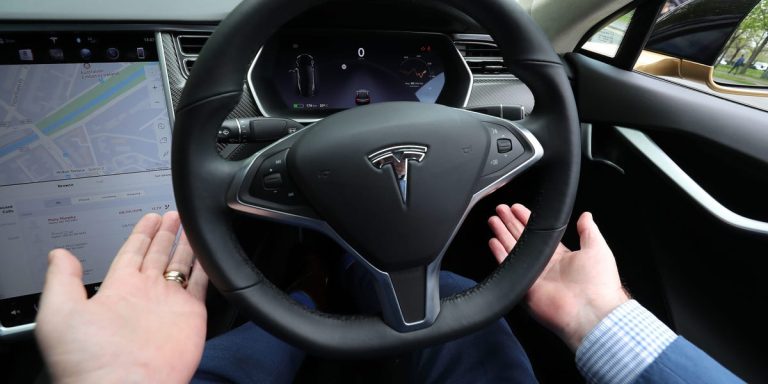 L’épouse d’un employé de Tesla décédé dans ce qui aurait pu être le premier accident de conduite entièrement autonome a déclaré qu’elle et son mari étaient des « cobayes »