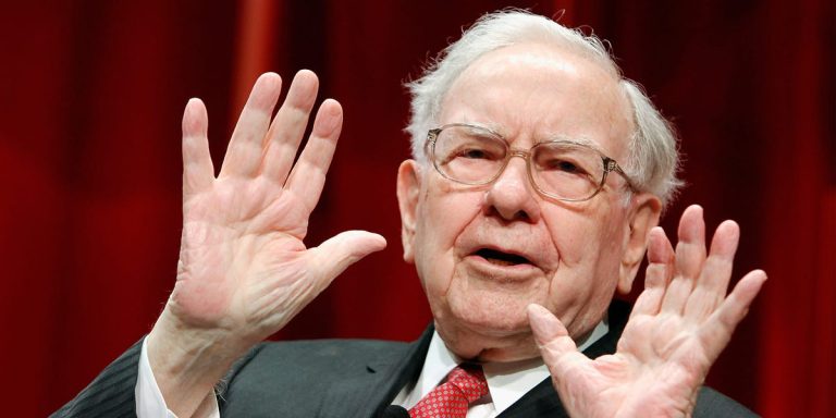 Les 168 milliards de dollars de liquidités de Warren Buffett indiquent qu’il s’attend à une chute des actions et à une récession, selon l’économiste Steve Hanke.