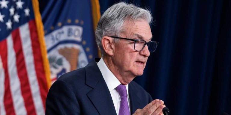 Les actions américaines chutent alors que le président de la Fed, Jerome Powell, réitère que les baisses de taux ne sont pas imminentes